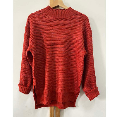 Vienkāršs, moderns ziemas, jauns vienkrāsains džemperis ar daļēji augstu apkakli, silts, brīvs sānu griezums, melns bēšs sieviešu džemperis