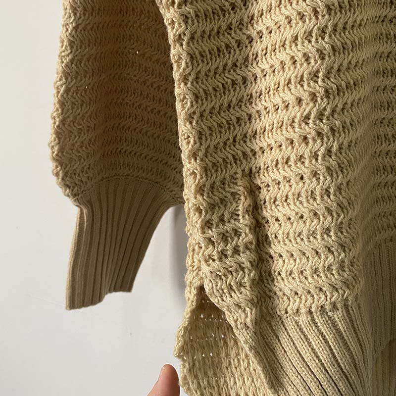 Vienkāršs, moderns ziemas, jauns vienkrāsains džemperis ar daļēji augstu apkakli, silts, brīvs sānu griezums, melns bēšs sieviešu džemperis