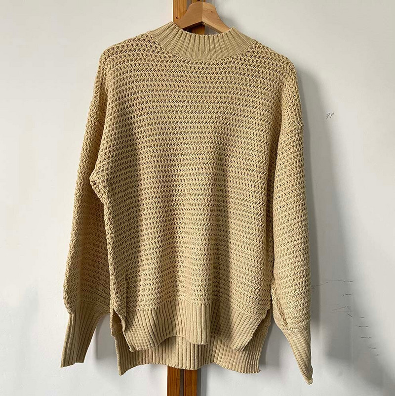 Vienkāršs, moderns ziemas, jauns vienkrāsains džemperis ar daļēji augstu apkakli, silts, brīvs sānu griezums, melns bēšs sieviešu džemperis