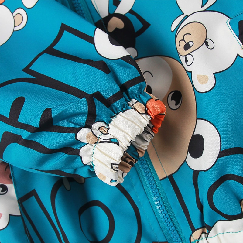 Rudens mazo zēnu drēbes 2022. gada jauns, kvalitatīvs bērnu mētelis, zils automašīnas apdrukas jaka ar kapuci 2–10 gadiem