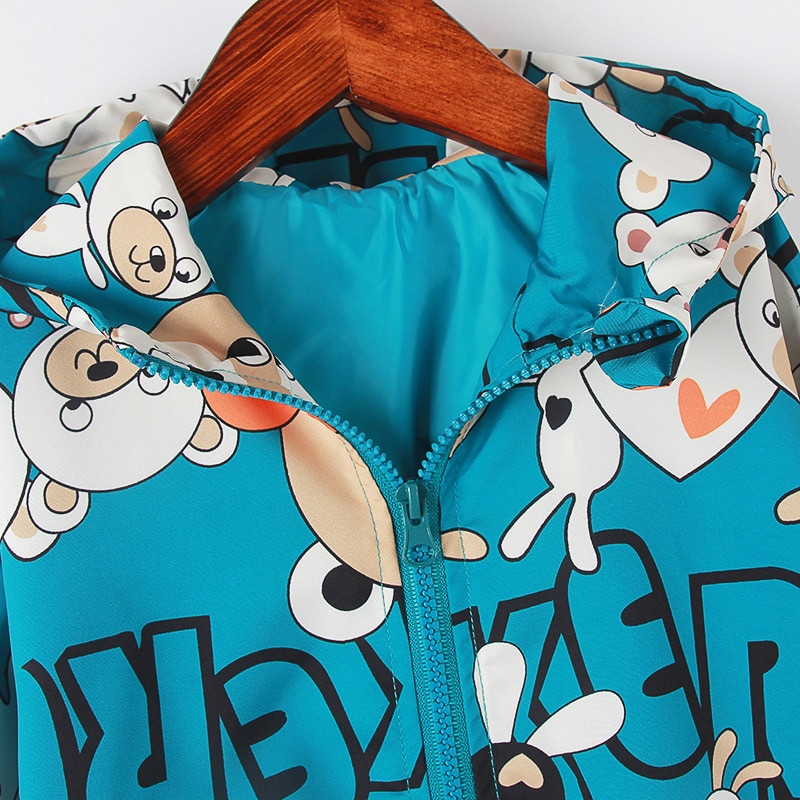 Rudens mazo zēnu drēbes 2022. gada jauns, kvalitatīvs bērnu mētelis, zils automašīnas apdrukas jaka ar kapuci 2–10 gadiem