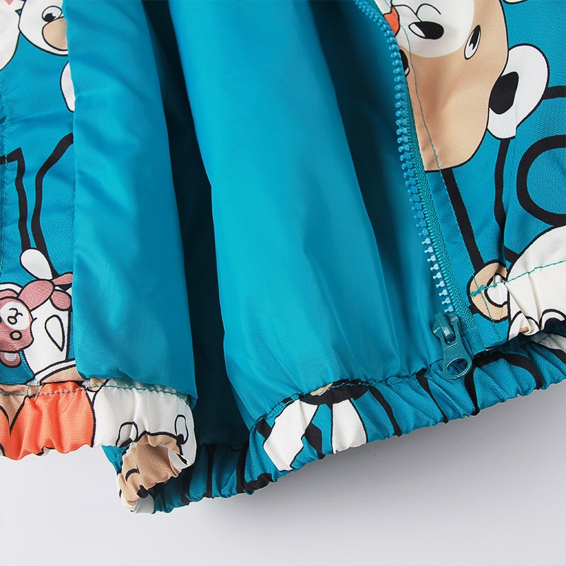 Rudens mazo zēnu drēbes 2022. gada jauns, kvalitatīvs bērnu mētelis, zils automašīnas apdrukas jaka ar kapuci 2–10 gadiem