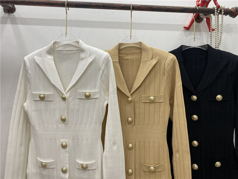 Υψηλής ποιότητας φθινοπωρινό λεπτό μεσαίο μακρύ πλεκτό φόρεμα στήθος για γυναίκες 2022 Μεγάλο χρυσό κουμπί με μαξιλαράκι ώμου