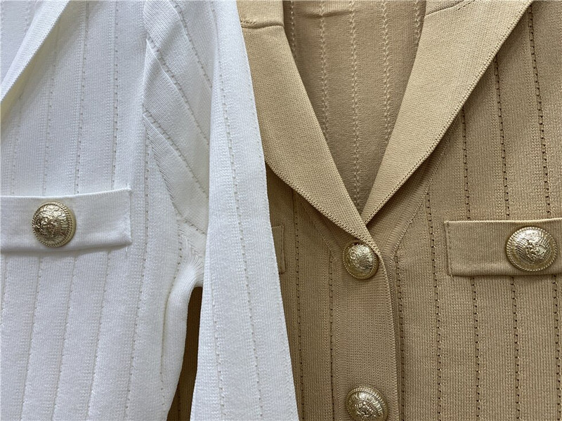 Υψηλής ποιότητας φθινοπωρινό λεπτό μεσαίο μακρύ πλεκτό φόρεμα στήθος για γυναίκες 2022 Μεγάλο χρυσό κουμπί με μαξιλαράκι ώμου