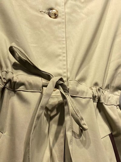 Jauna sieviešu savilkšanas aukliņa vidukļa vidēja garuma uzplaukuma mētelis sieviešu krāsā, kontrasta krāsā, nolaižama apkakle, vienrindas brīva vējjaka 2022. g.