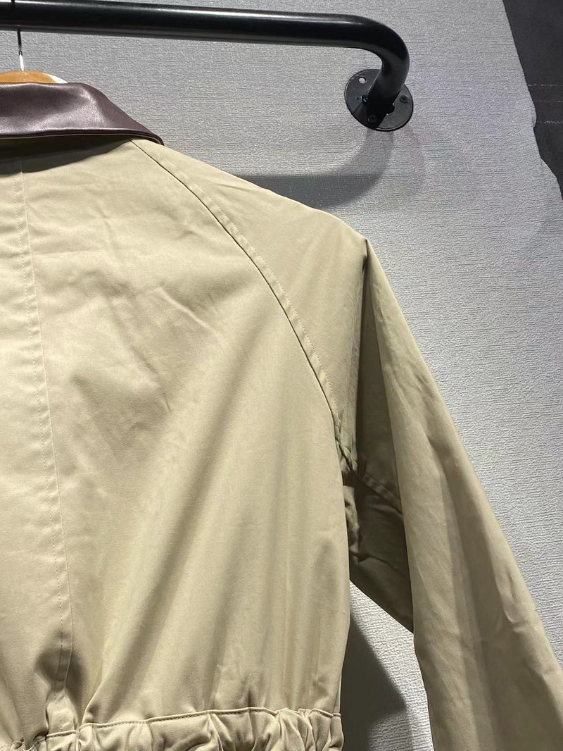 Jauna sieviešu savilkšanas aukliņa vidukļa vidēja garuma uzplaukuma mētelis sieviešu krāsā, kontrasta krāsā, nolaižama apkakle, vienrindas brīva vējjaka 2022. g.