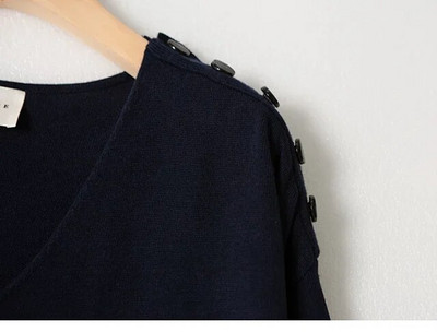 Μονόχρωμο γυναικείο πλεκτό πουλόβερ Μακρυμάνικο λεπτό κουμπιά ώμου Απλό κομψό γυναικείο πουλόβερ Άνοιξη 2022